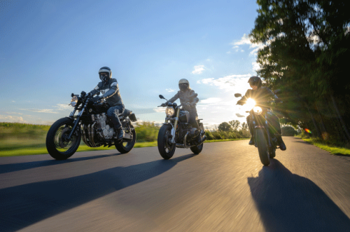 Von Motorradbekleidung bis hin zu Anbau- & Ersatzteilen: Bereite dich jetzt auf dein nächstes Motorradabenteuer vor!